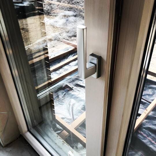 Пример работы: Бежевое окно из сосны